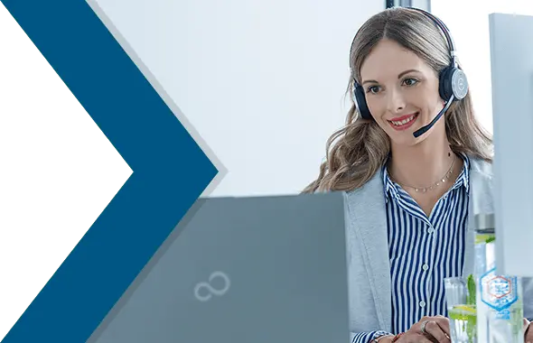 Jetzt kontaktieren Eine Mitarbeiterin von PRODINGER Verpackung berät einen Kunden am Telefon.