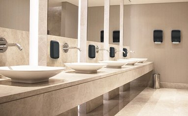 Waschraum mit 4 Waschplätzen, an denen Seifen- und Handtuchspender von tubeless montiert sind.