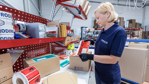 Packtisch ausgestattet mit diversen Versandtaschen, Etiketten und Lieferscheinhüllen.