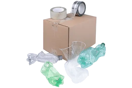 Mehr über Recyclat-Packband erfahren Freigestelltes Bild von Recyclat-Packband, das auf einem Karton liegt. Im Vordergrund liegen zerknüllte Plastikflaschen.