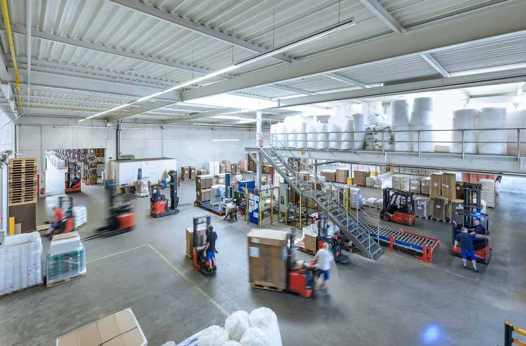 Lager im Hochbetrieb mit Staplerfahrern