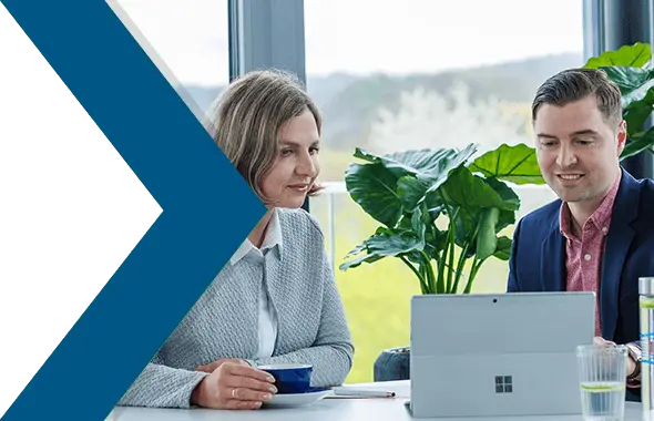 Eine Kunden wird bei einem Beratungstermin von einem PRODINGER Experten beraten.