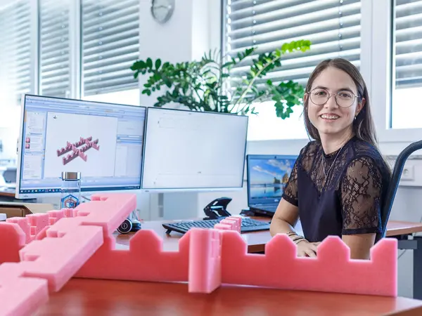 Verpackungsentwicklerin von PRODINGER entwickelt mit modernster CAD-Software eine passgenaue Lösung für eine Schaumstoff-Verpackung.