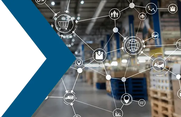 Icons von vernetzten Online-Plattformen schweben in einer Lagerhalle