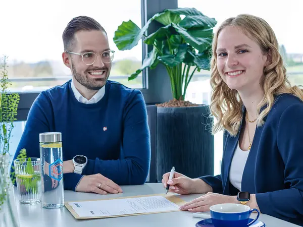 PRODINGER Mitarbeiter und Lieferant unterzeichnen einen Vertrag für eine langjährige Partnerschaft