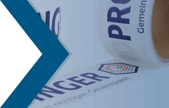 Ein mit einem PRODINGER Logo personalisiertes Klebeband wird auf den Tisch geklebt.