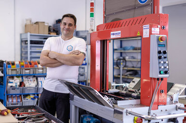 PRODINGER Service-Mitarbeiter wartet eine Umreifungsmaschine