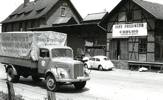 Ein schwarz-weiß Bild von 1932 zeigt das erste Auslieferungslager von Hans Prodinger am Coburger Güterbahnhof.