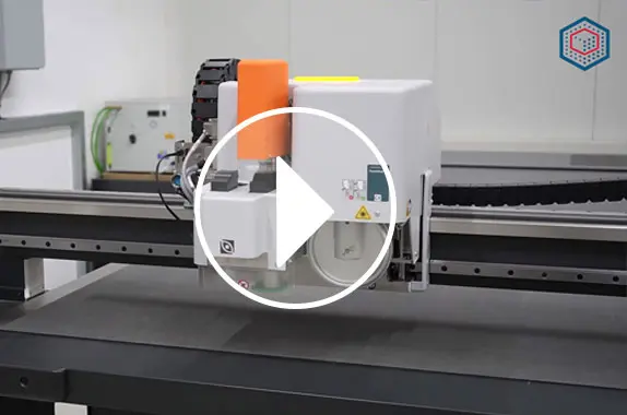 Video ansehen Ein Video zeigt wie anhand von CAD-Daten ein Plotter aus verschiedenen Materialien eine passgenaue Konstruktiv-Verpackung für einen Kunden stanzt.