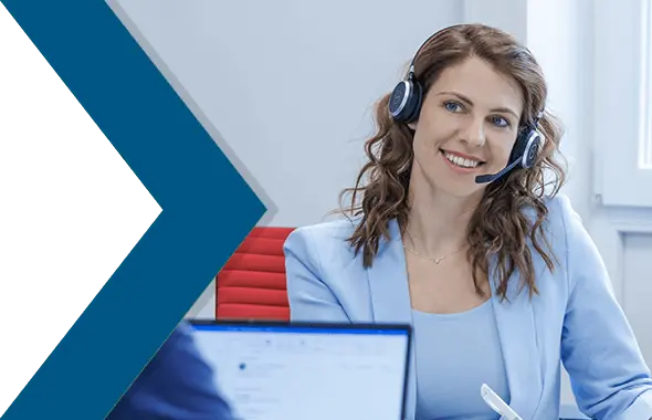 Eine Mitarbeiterin von PRODINGER Verpackung telefoniert mit einem Kunden.