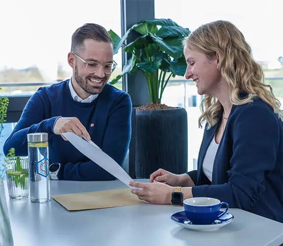 Ein Berater von PRODINGER Verpackung berät eine Kundin.