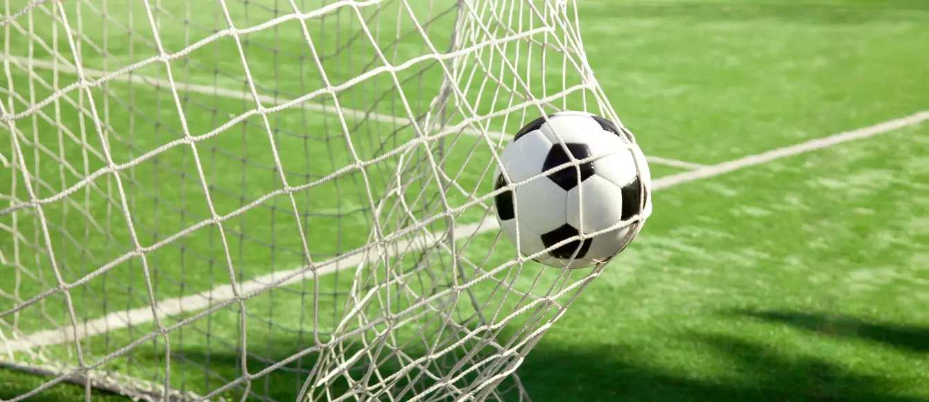Fußball landet im Tornetz.